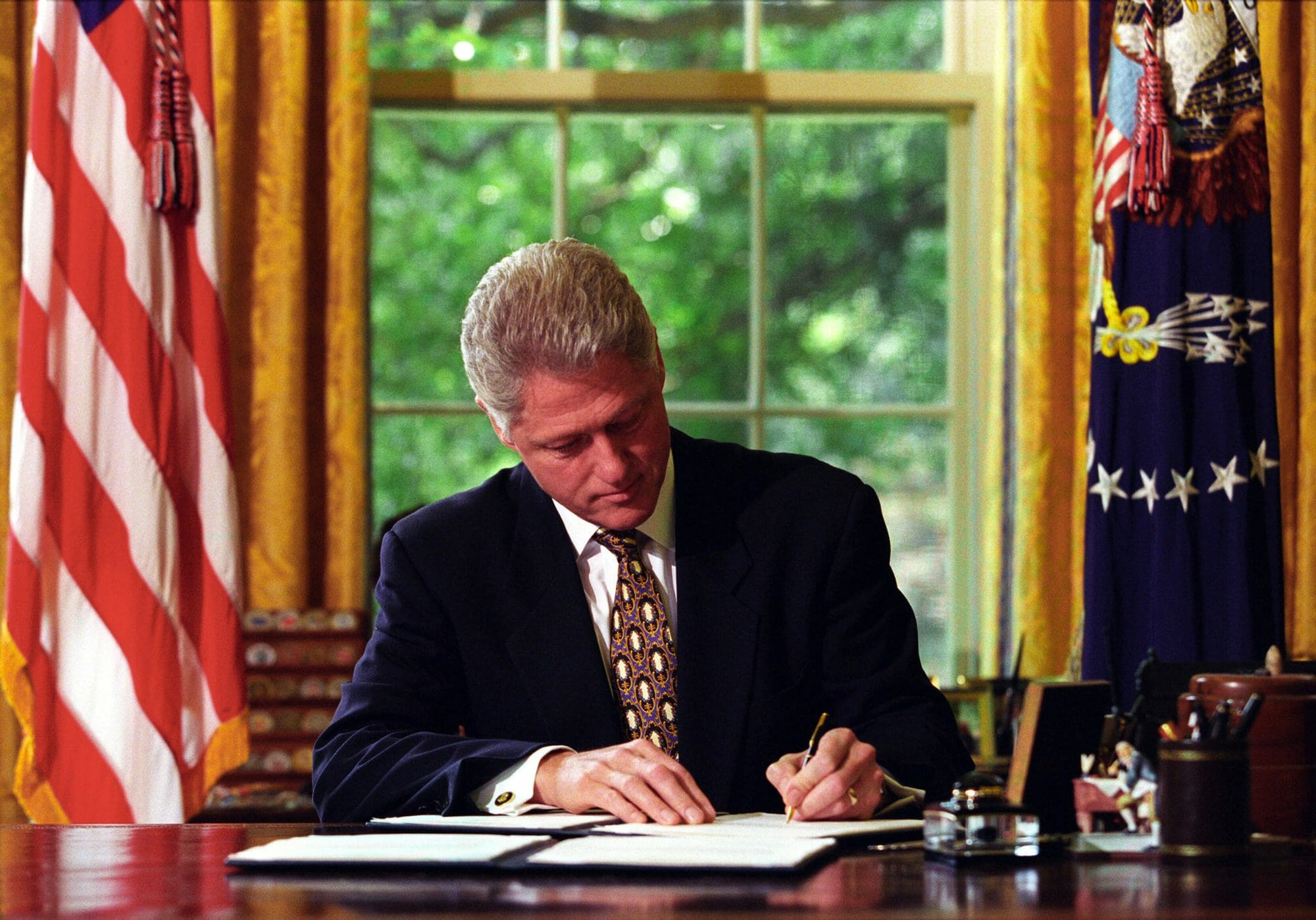 Ralph Alswang, “President William J. Clinton Signing Line Item Veto Letters,” Photograph, August 11, 1997. National Archives, Photographs of the White House Photograph Office, https://catalog.archives.gov/id/77861673.